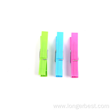 Plastic color clothes pegs